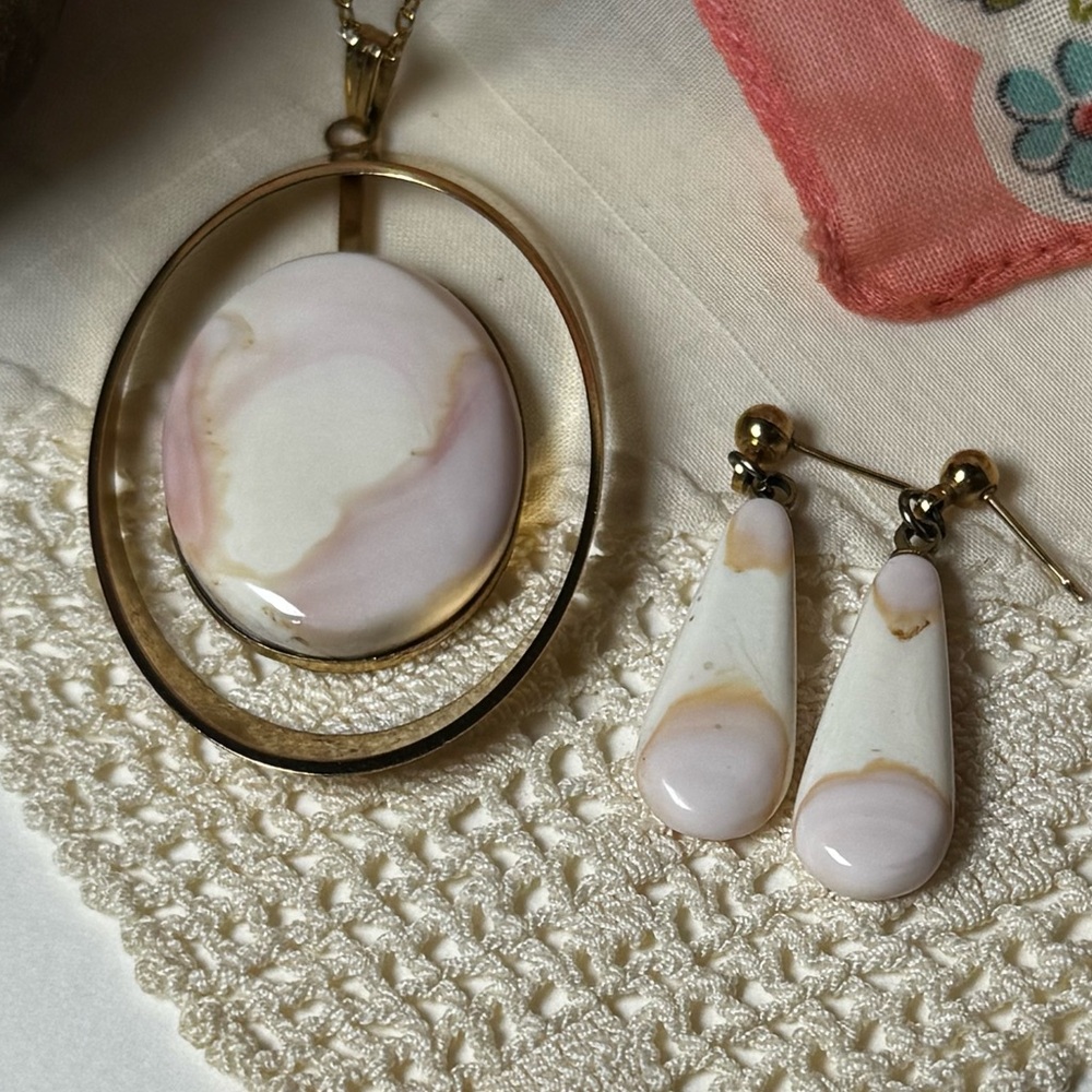 Gold toned marbled pendent and earrings